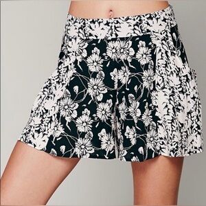 Free People Flowy Shorts Women’s size 0 Black & Cream with pockets